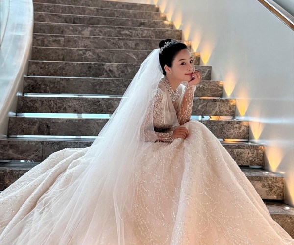 ウェディングドレス　階段　シニヨン