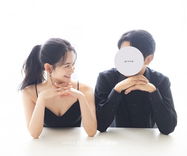 ブラックドレス　ポニーテール